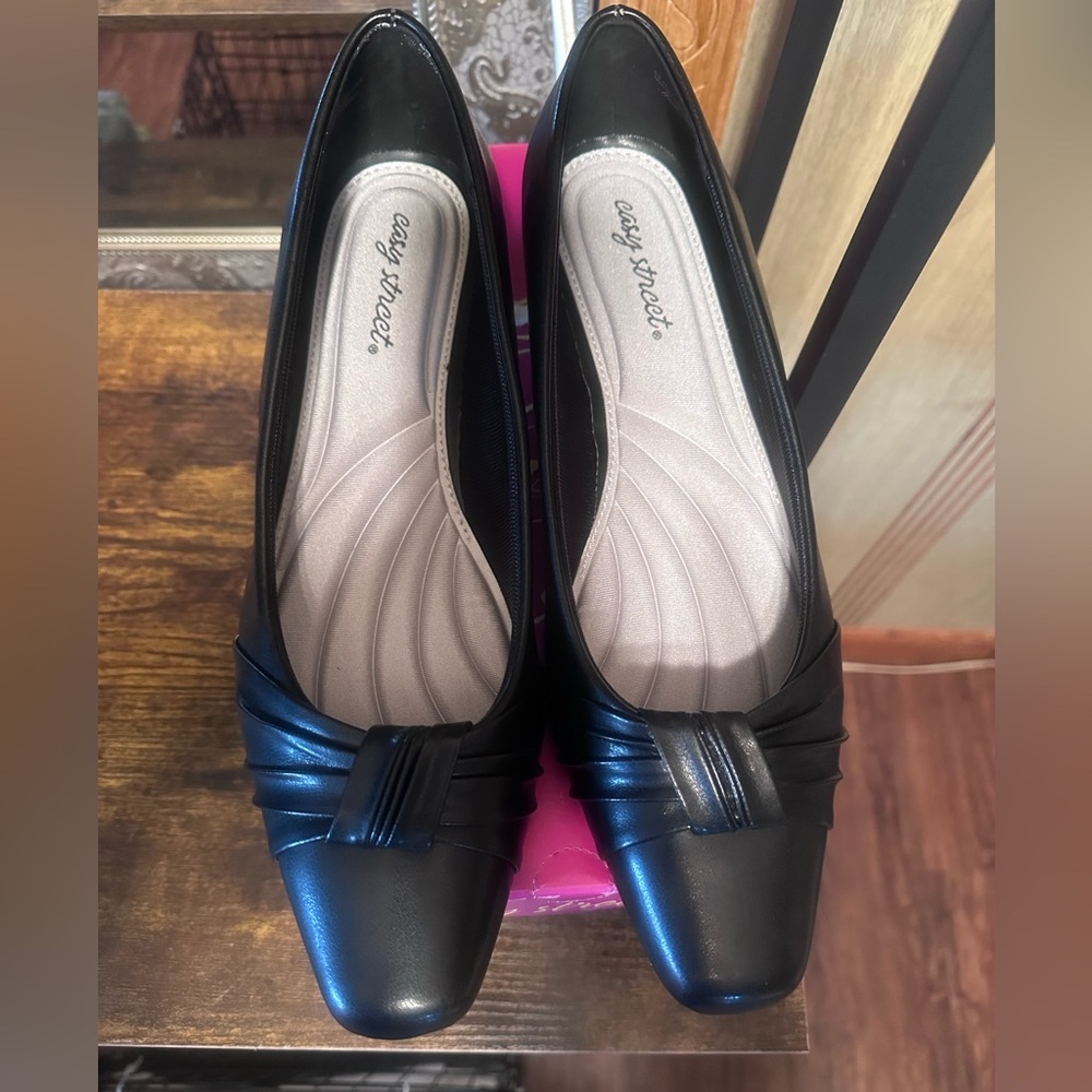 Easy Street Waive Kitten Heel Square Toe Pump Black NEW Size 10 WW Comfort Heel